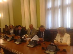Generalni sekretar Narodne skupštine Veljko Odalović i generalni direktor Radio televizije Srbije Aleksandar Tijanić na potpisivanju Ugovora o pružanju usluga medijskog praćenja aktivnosti Narodne skupštine Republike Srbije.
